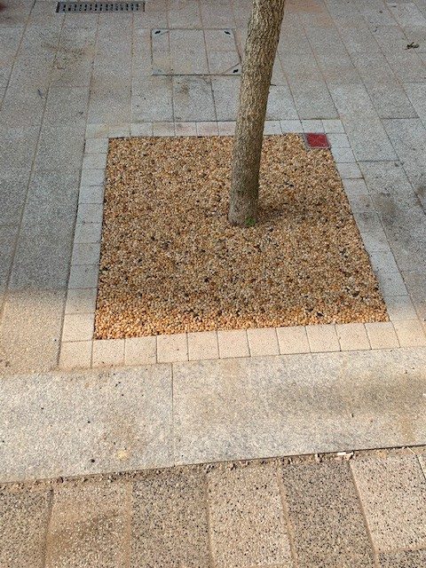 Tree well with resin stone